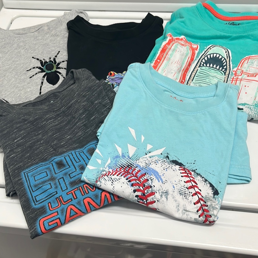 Graphic T lot